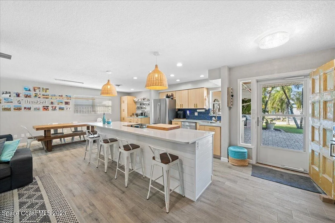Photo of 615 N Robert Way