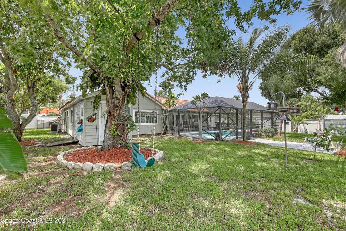 Photo of 895 Riviera Drive NE