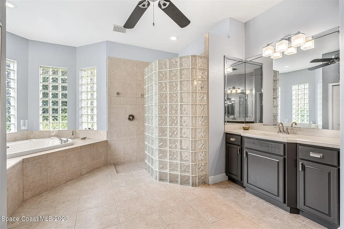 Photo of 915 Chatsworth Drive