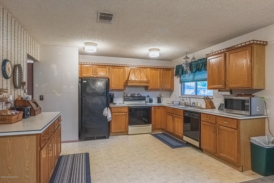 Photo of 997 Cadillac Drive NE