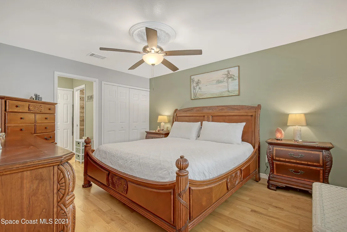 Photo of 895 Riviera Drive NE