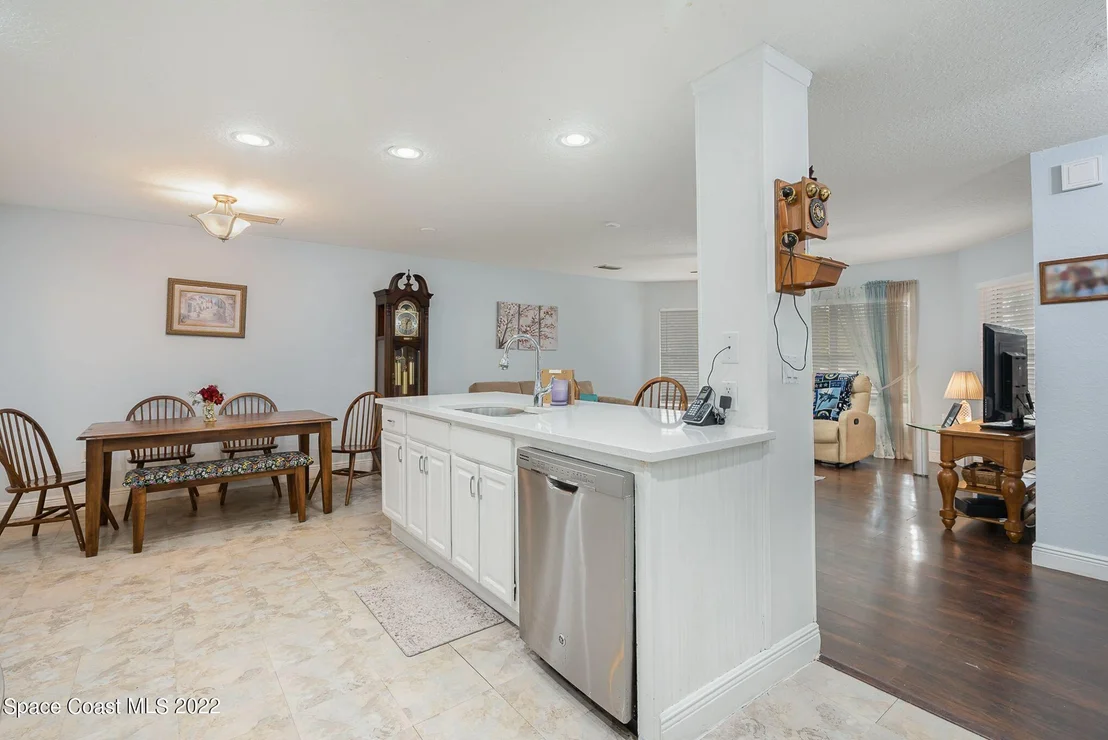 Photo of 1137 Scyphers Street NE