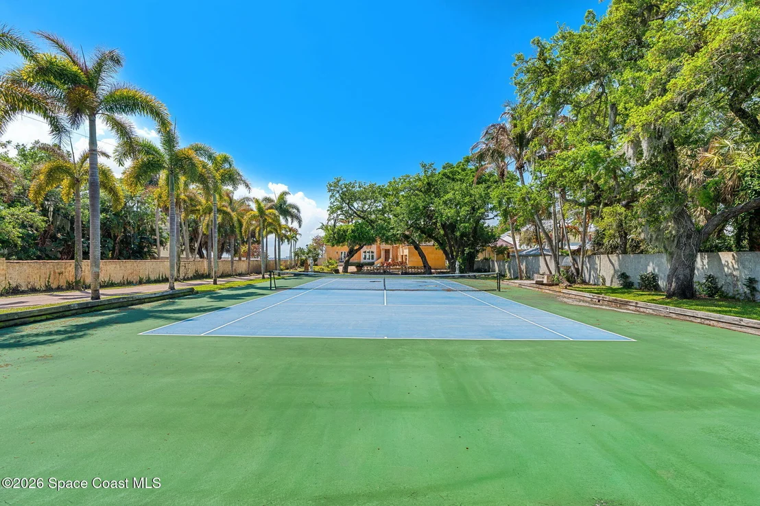 Photo of 1000 N Riverside Drive