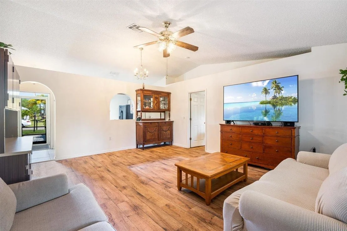 Photo of 1209 White Oak Circle