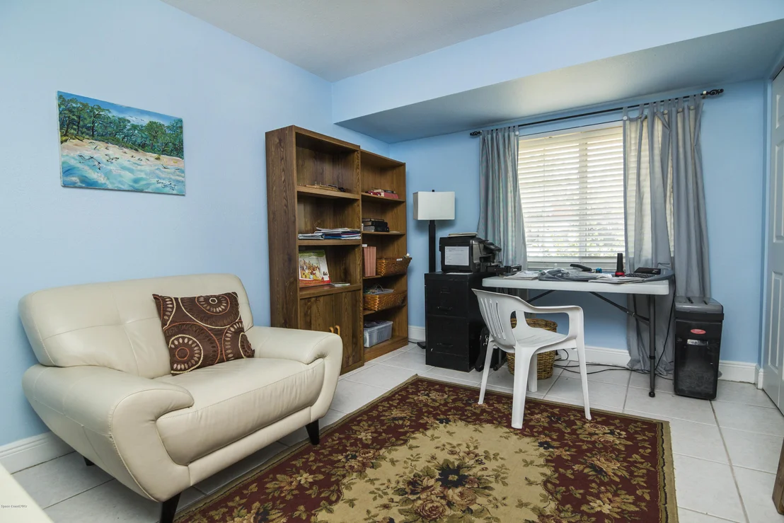Photo of 905 Riviera Drive NE