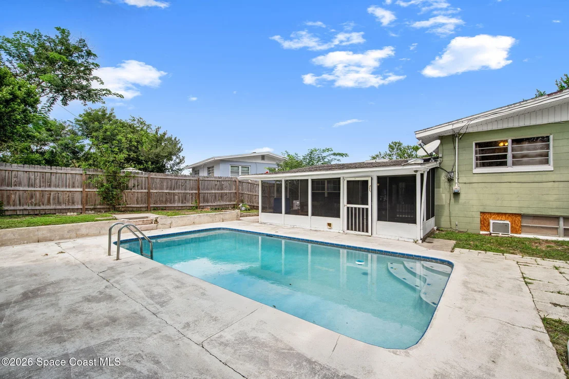 Photo of 1425 Crest Drive