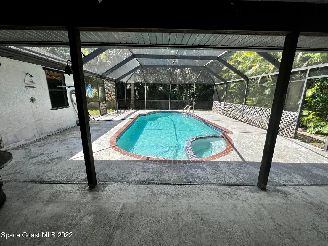 Photo of 950 Streamlet Avenue