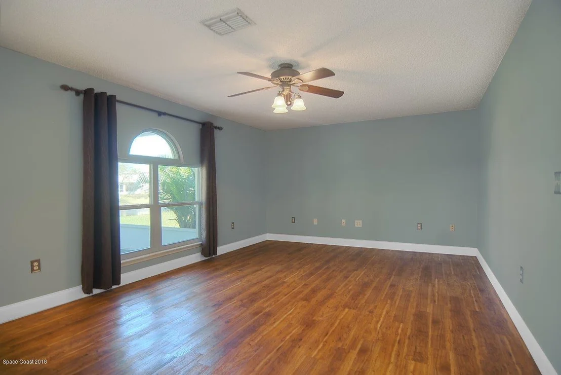 Photo of 1126 White Oak Circle