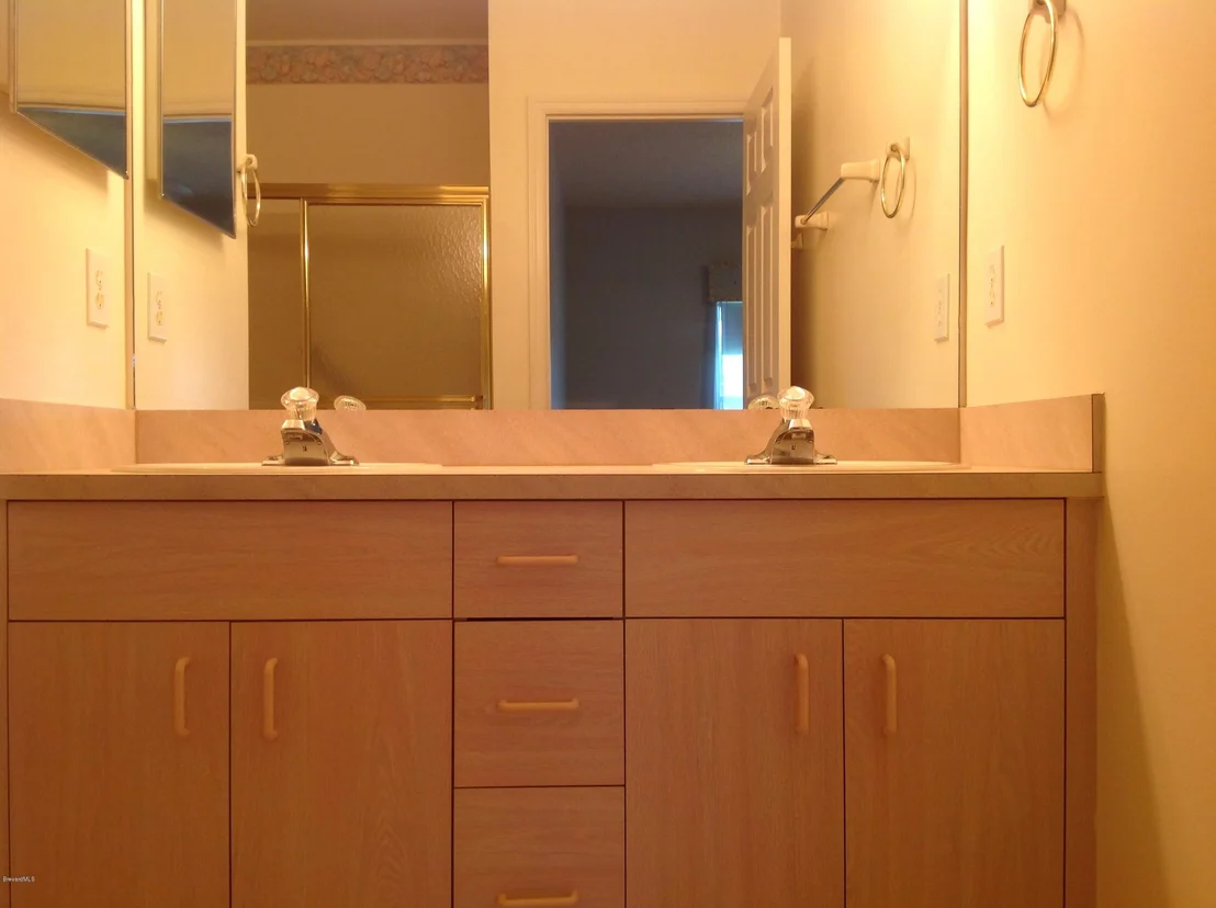 Photo of 982 Villa Drive