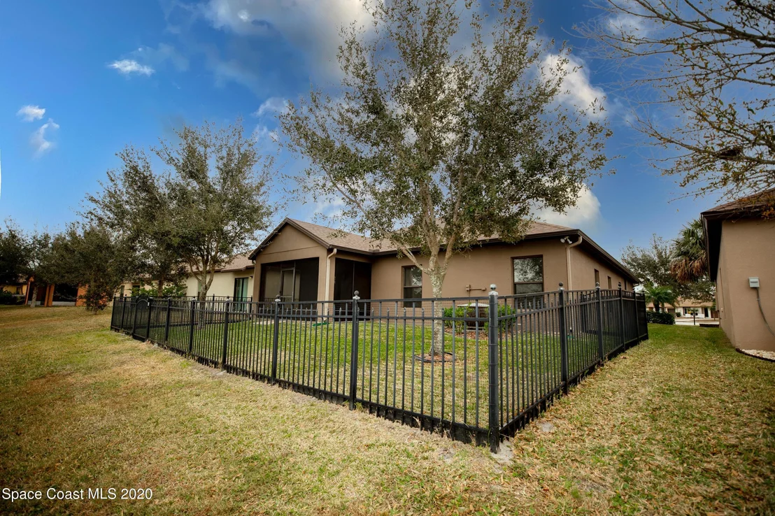 Photo of 1040 Cayman Drive