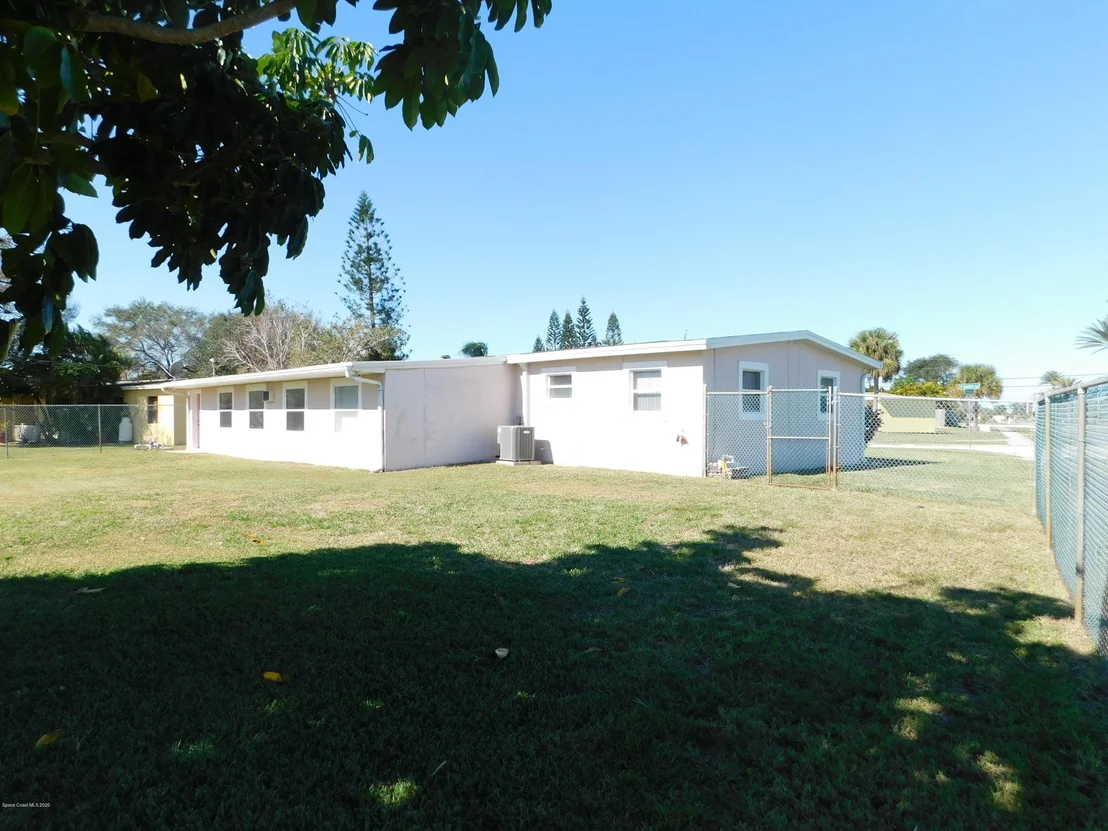 Photo of 978 Bianca Drive NE