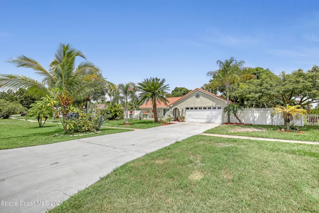 Photo of 895 Riviera Drive NE