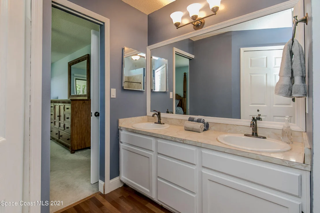 Photo of 949 Streamlet Ave Avenue