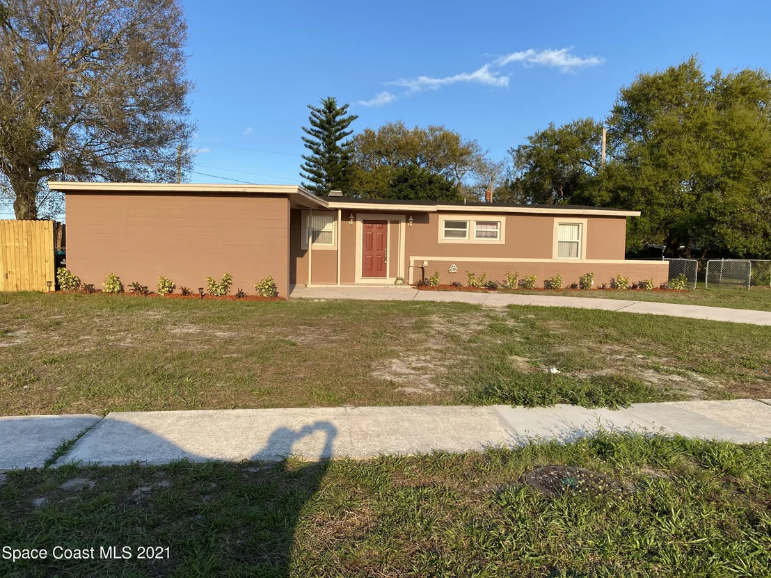 Photo of 835 Canada Street NE