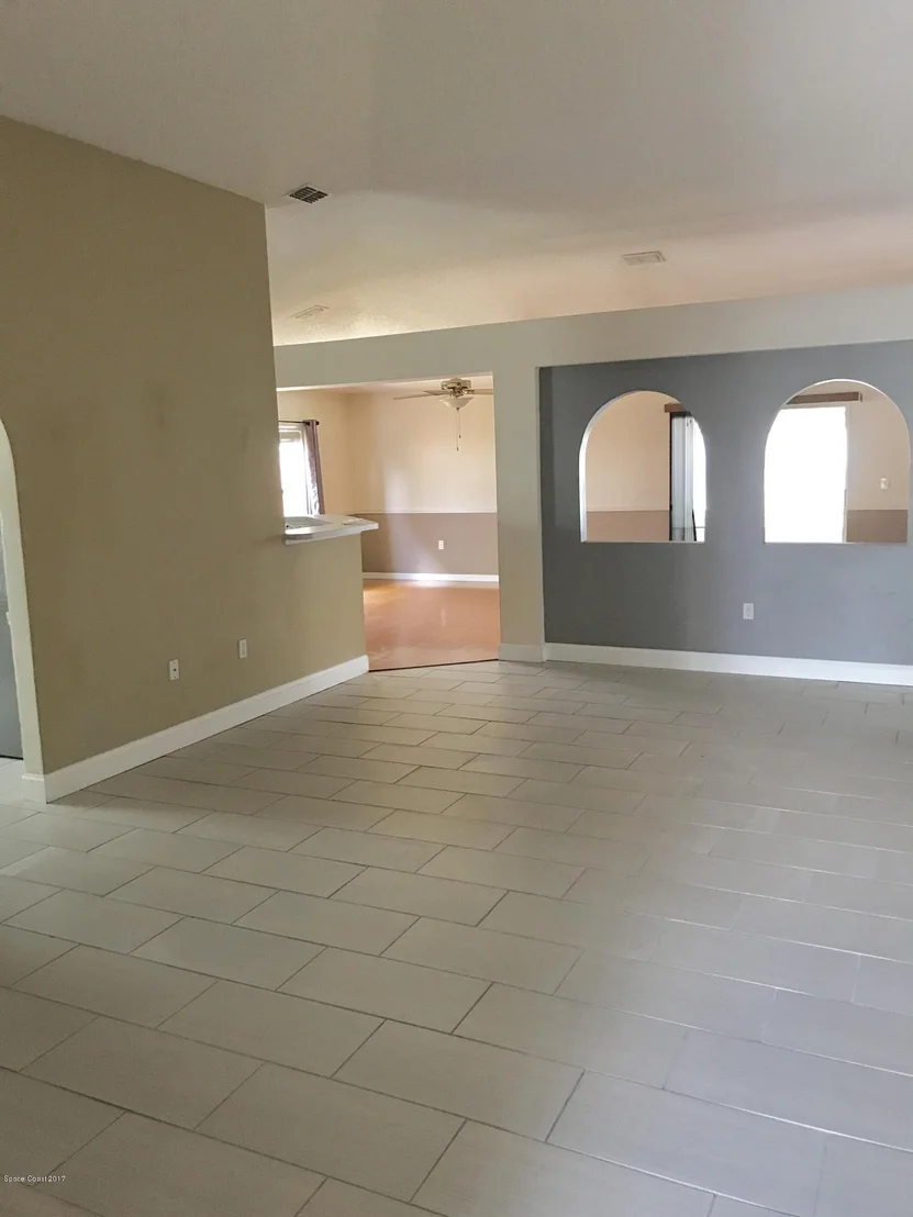 Photo of 1159 White Oak Circle