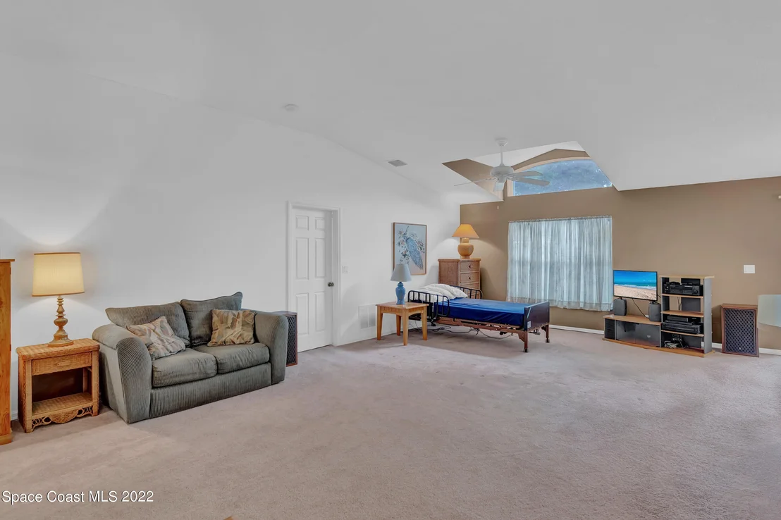 Photo of 1019 E 13th Square