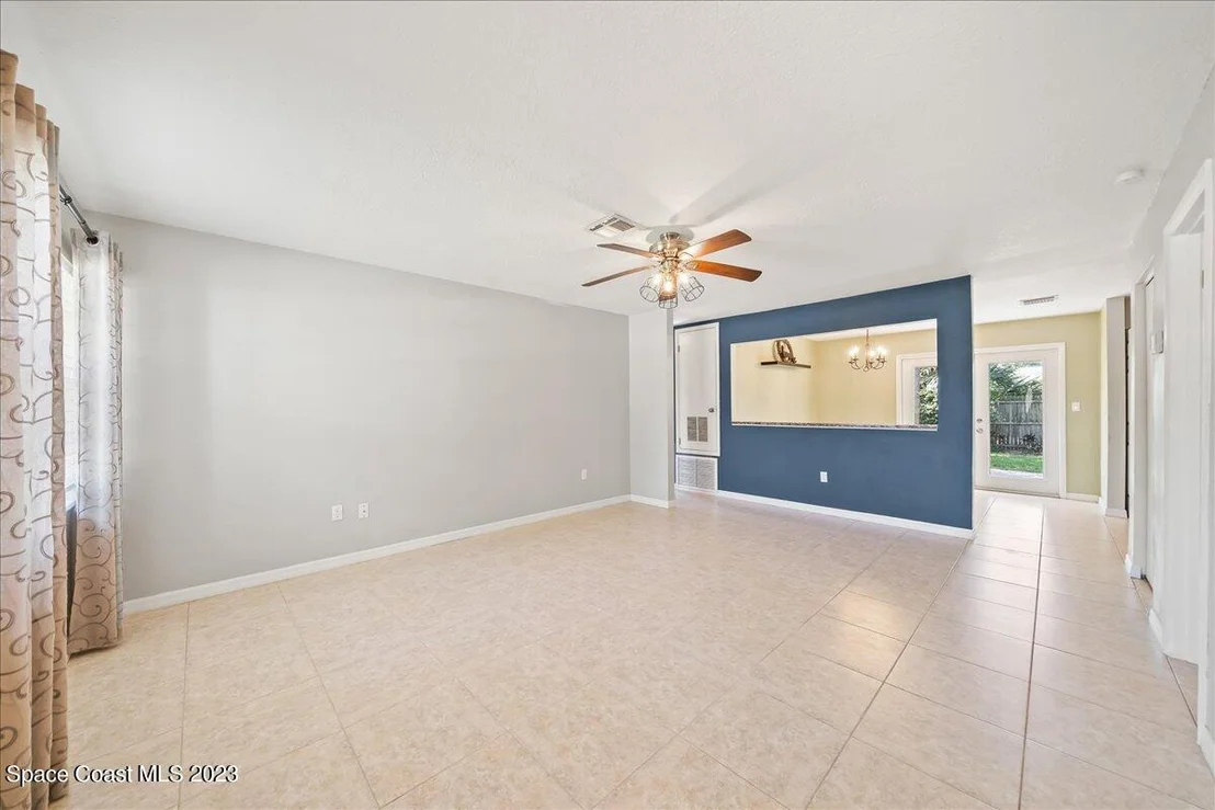 Photo of 945 Kings Post Road