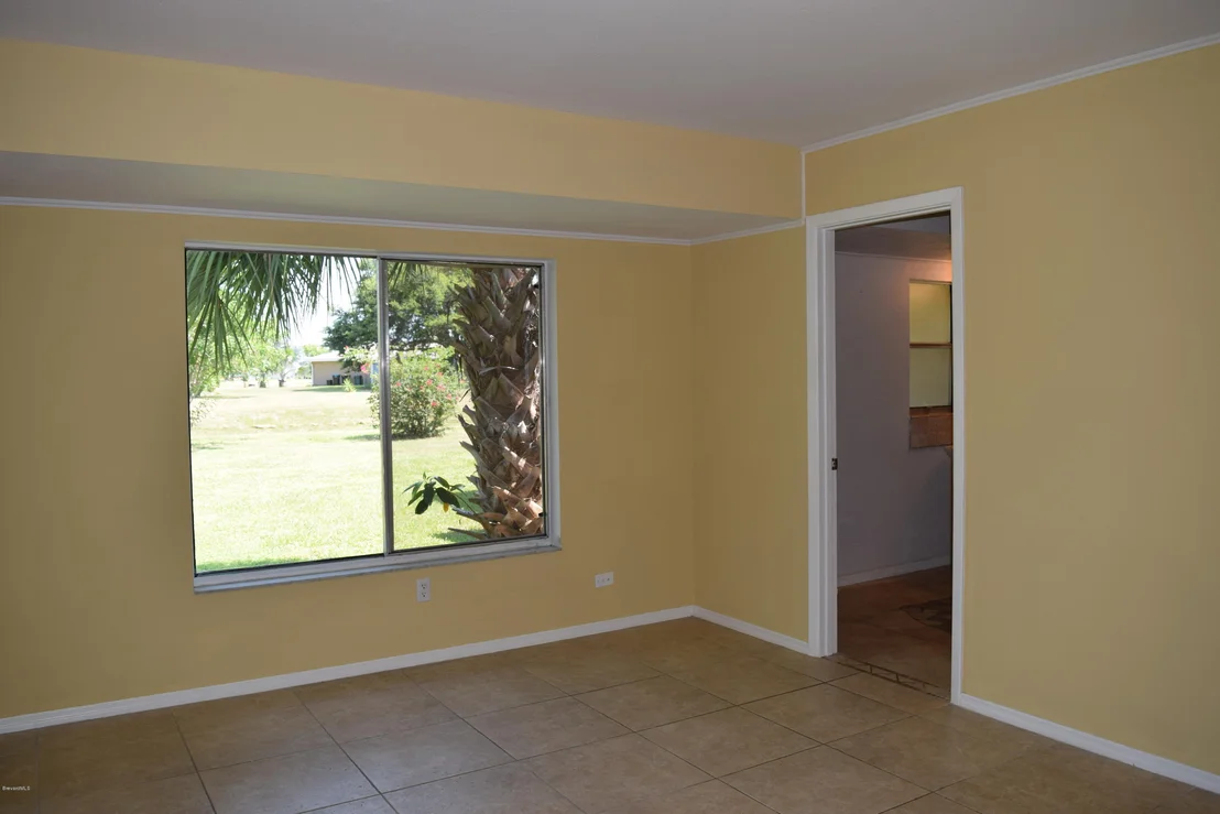 Photo of 881 Riviera Drive NE