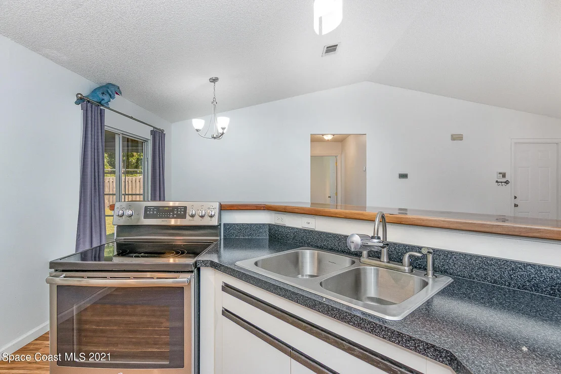 Photo of 5590 Fairbridge Street