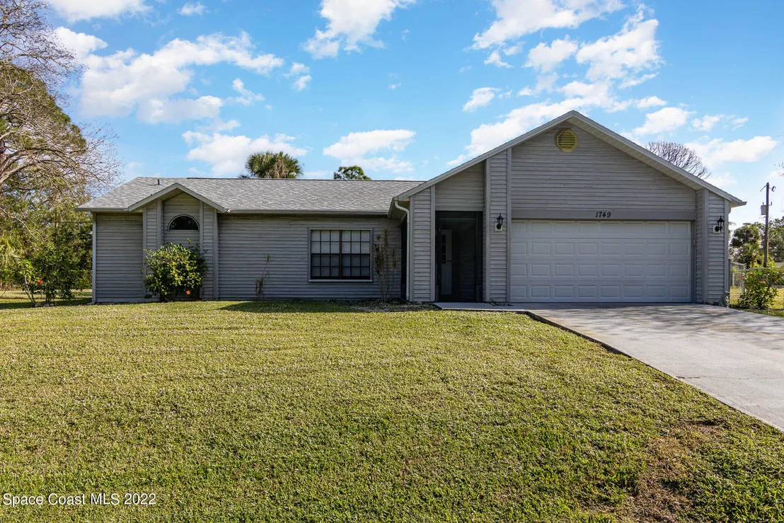 Photo of 1749 Tharp Road SE