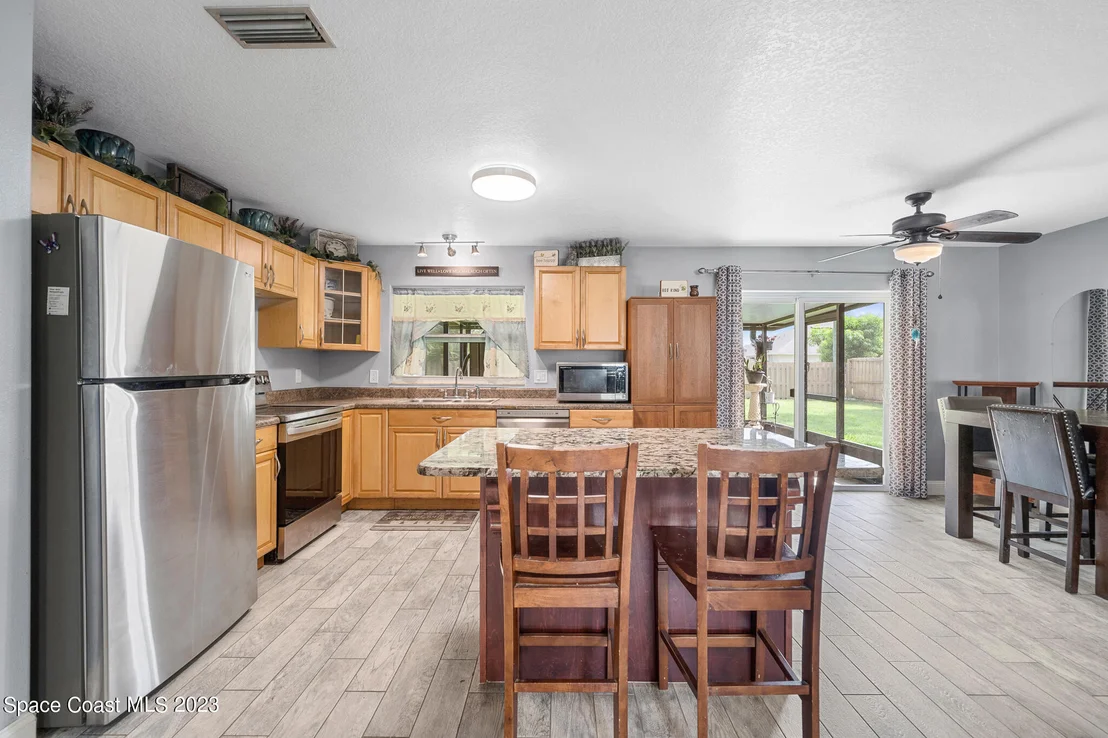 Photo of 990 Emerald Road SE