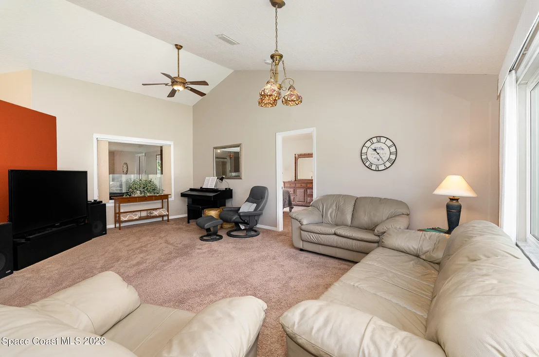 Photo of 498 Kimberly Drive