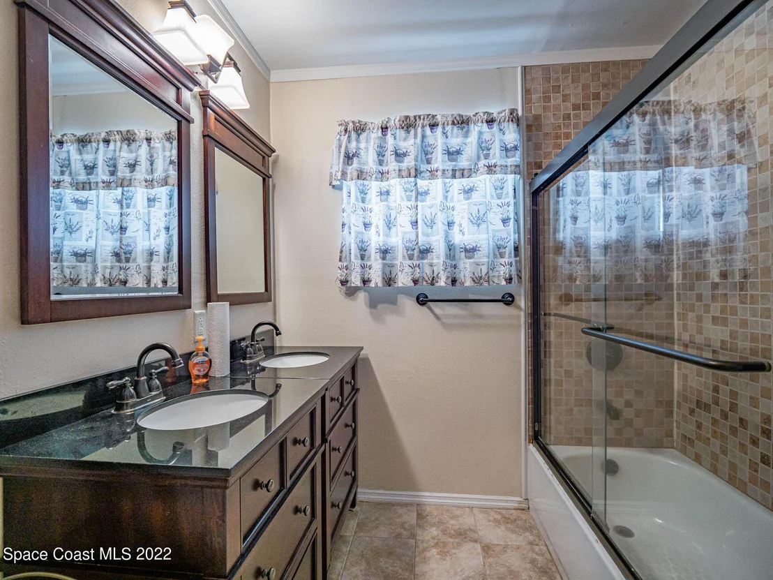 Photo of 931 Bianca Drive NE