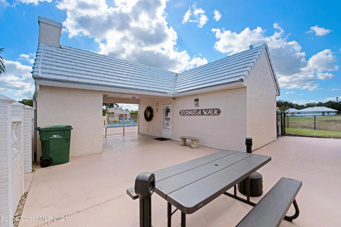 Photo of 858 Wateroak Drive NE