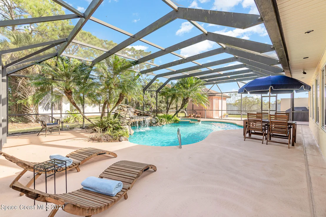 Photo of 2555 Macdonald Lane