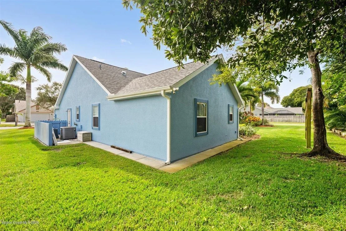 Photo of 984 Pelican Lane