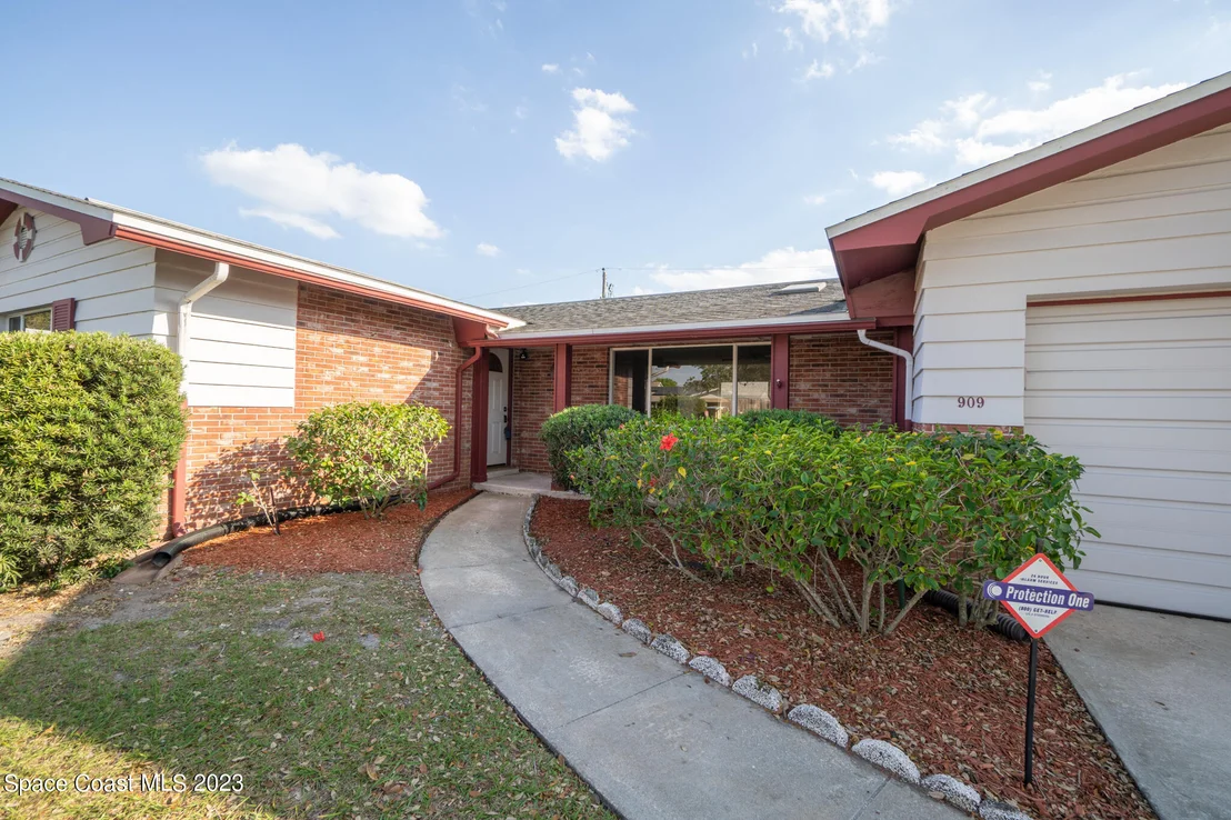 Photo of 909 Kings Post Road