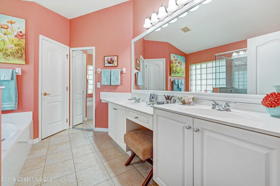Photo of 992 Carriage Hill Road
