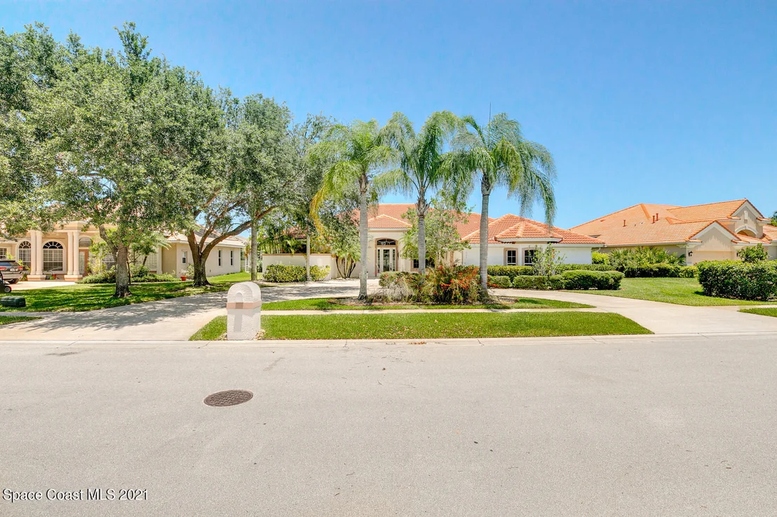 Photo of 955 Chatsworth Drive