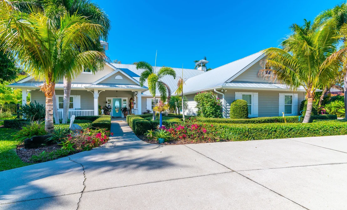 Photo of 800 S Riverside Drive