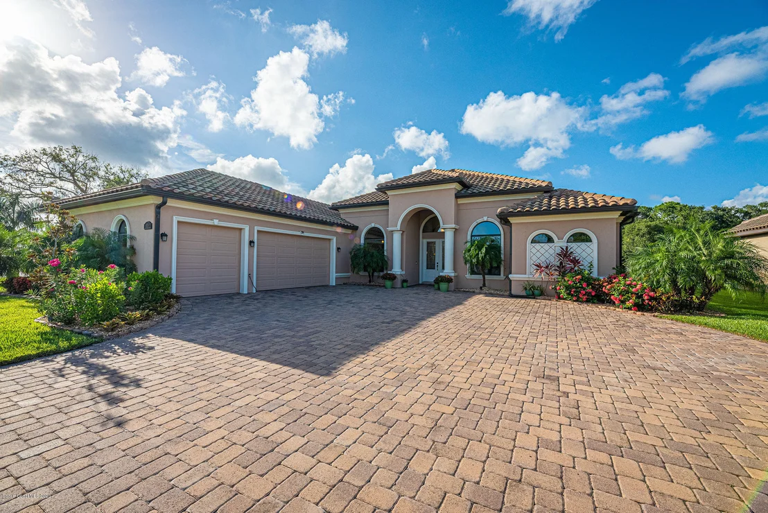 Photo of 824 Lorenza Place