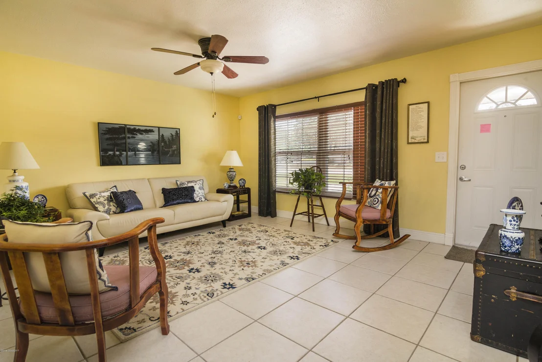 Photo of 905 Riviera Drive NE