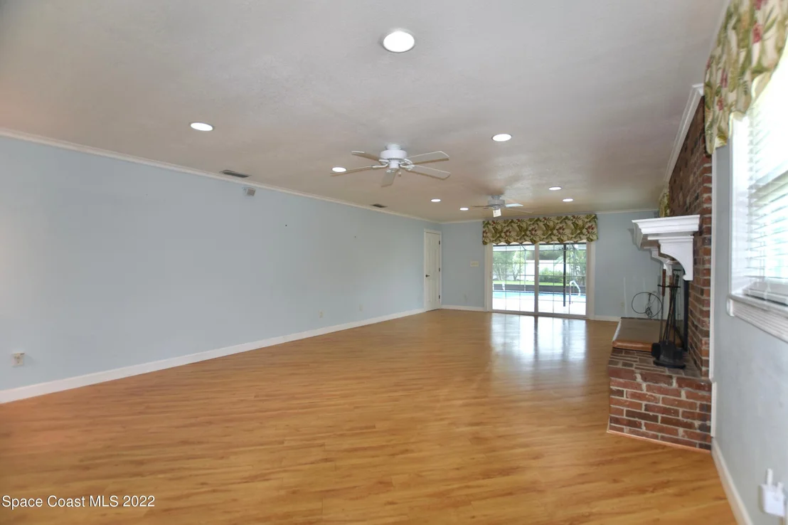 Photo of 977 Kings Post Road