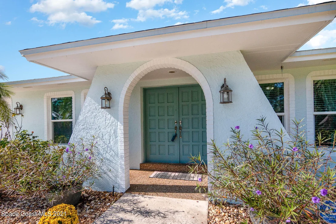 Photo of 1002 Mandarin Drive NE