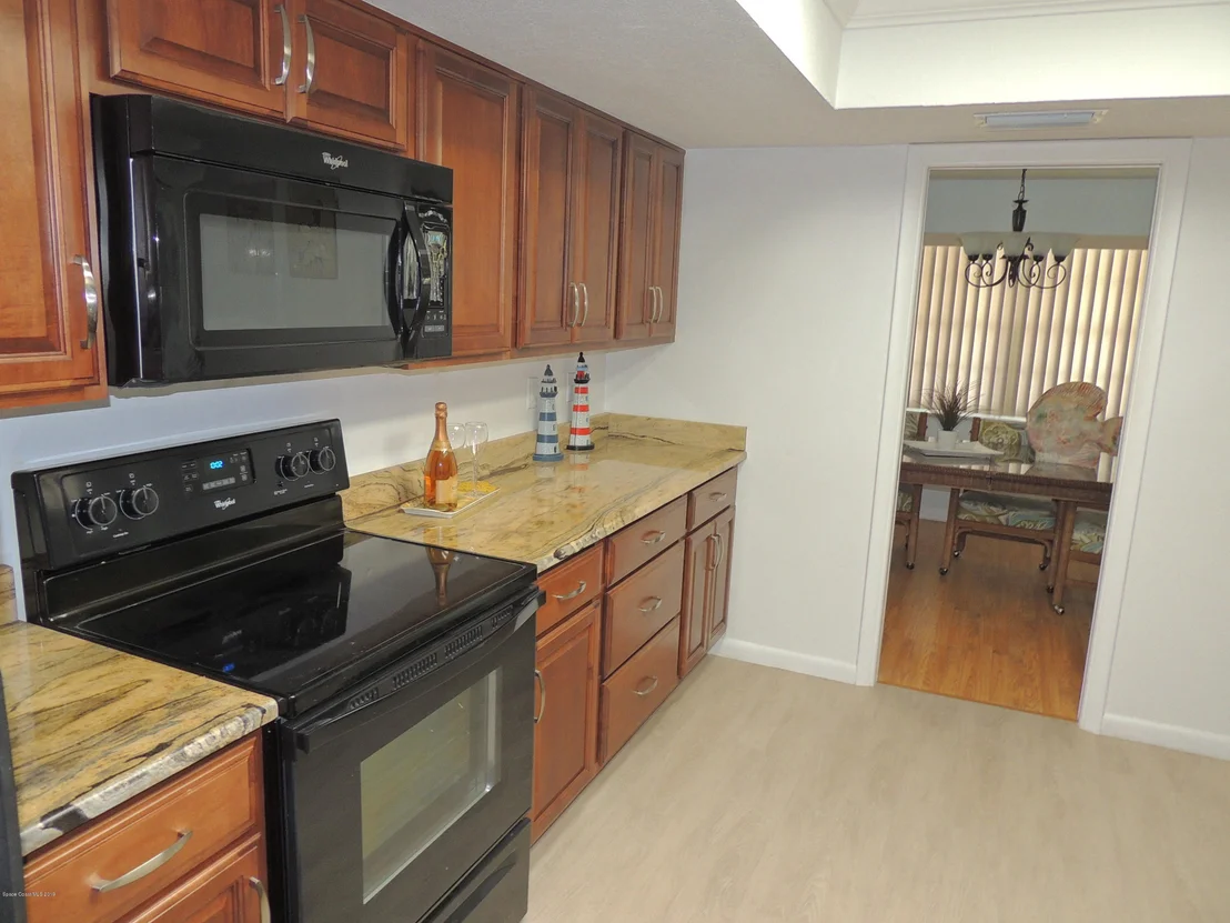Photo of 327 Dorset Drive S