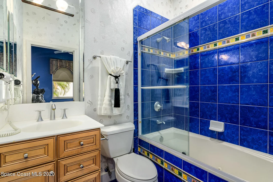Photo of 975 Chatsworth Drive