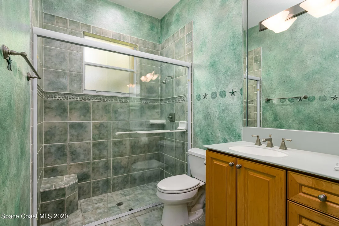Photo of 975 Chatsworth Drive