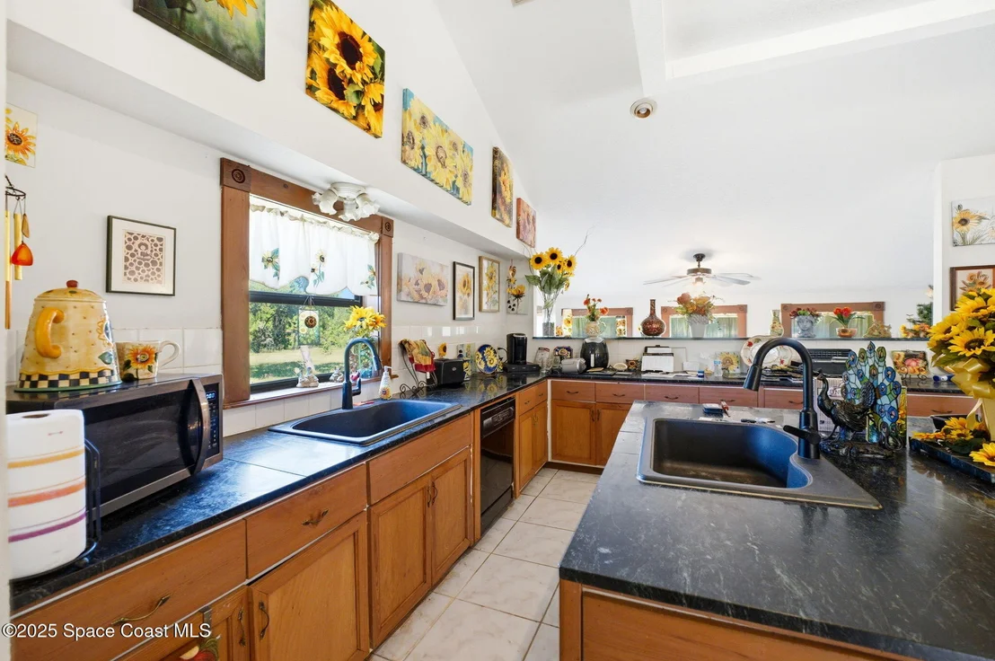 Photo of 2821&2825 Lionel Road