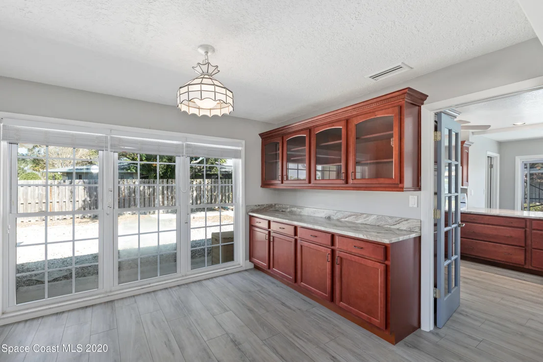 Photo of 609 Roberts Lane NE