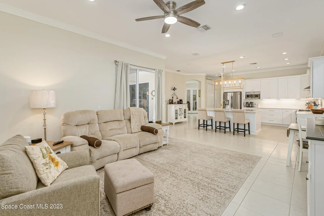 Photo of 844 Chatsworth Drive