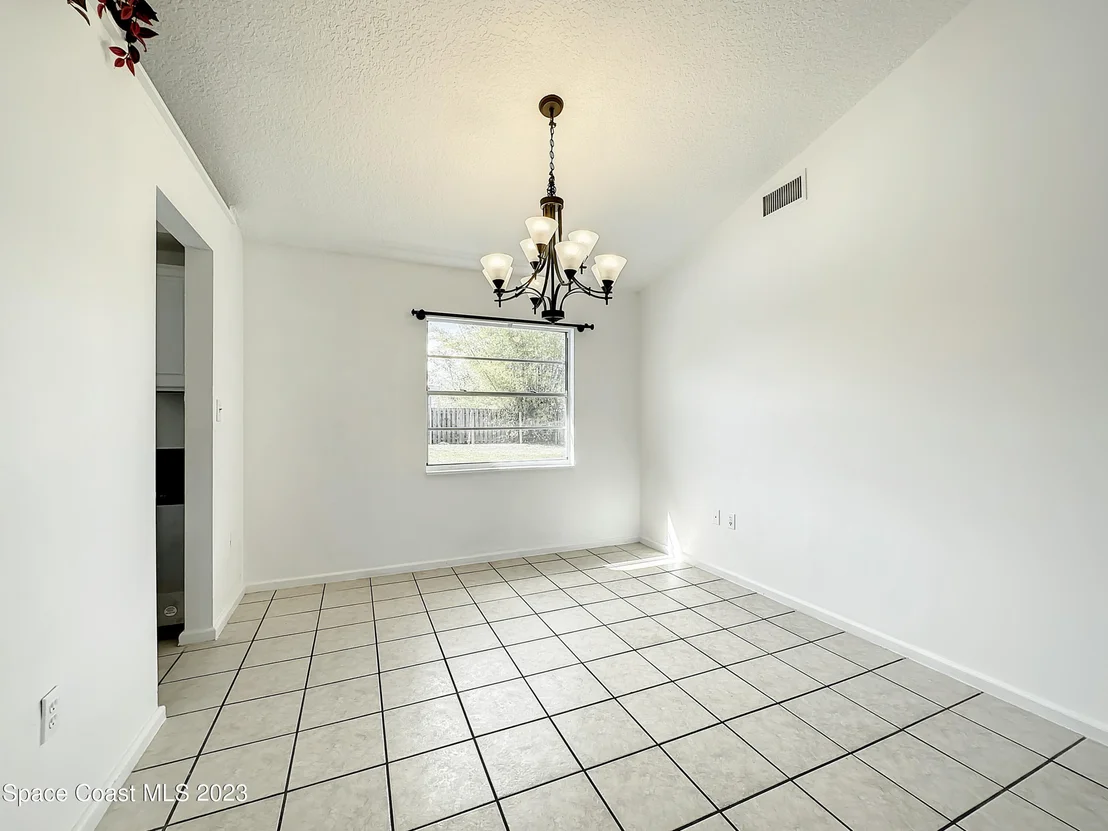 Photo of 580 Eldron Boulevard SE