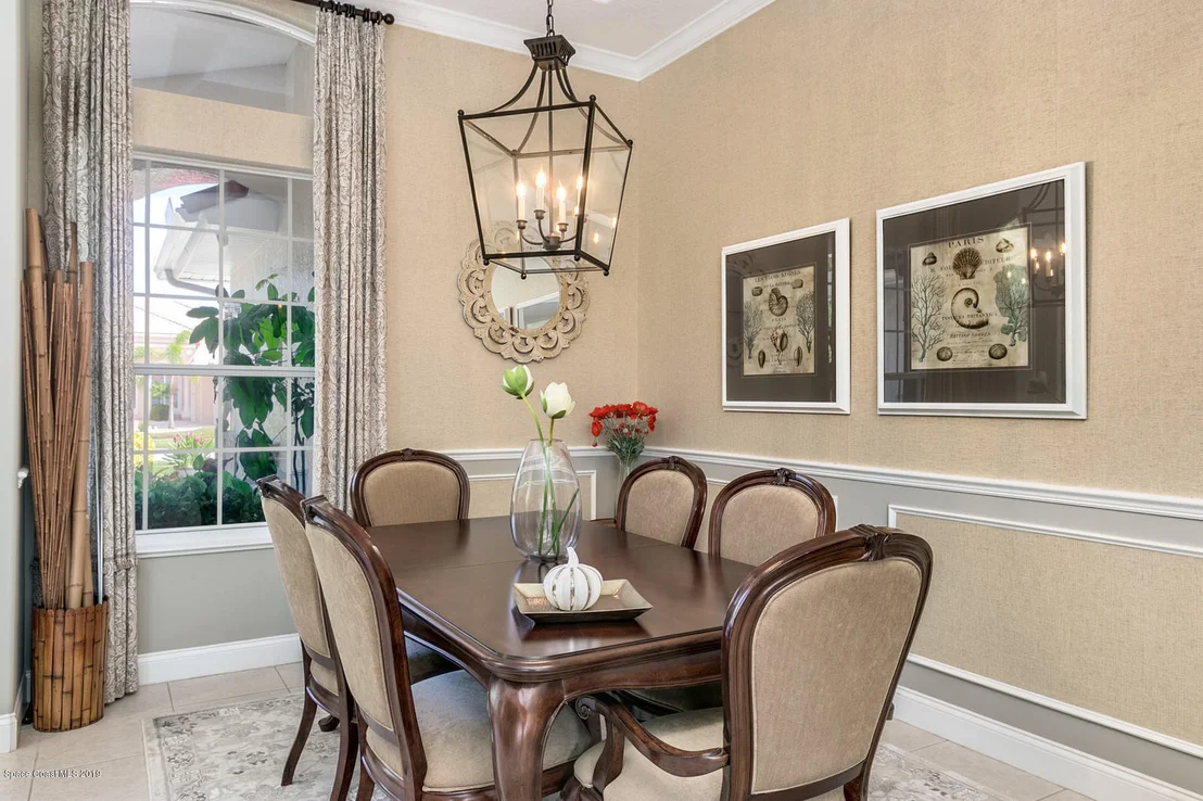 Photo of 824 Chatsworth Drive
