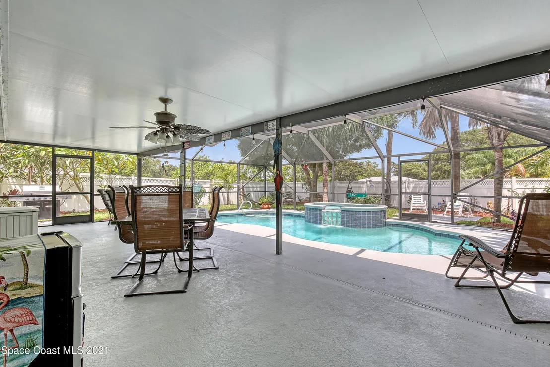 Photo of 895 Riviera Drive NE