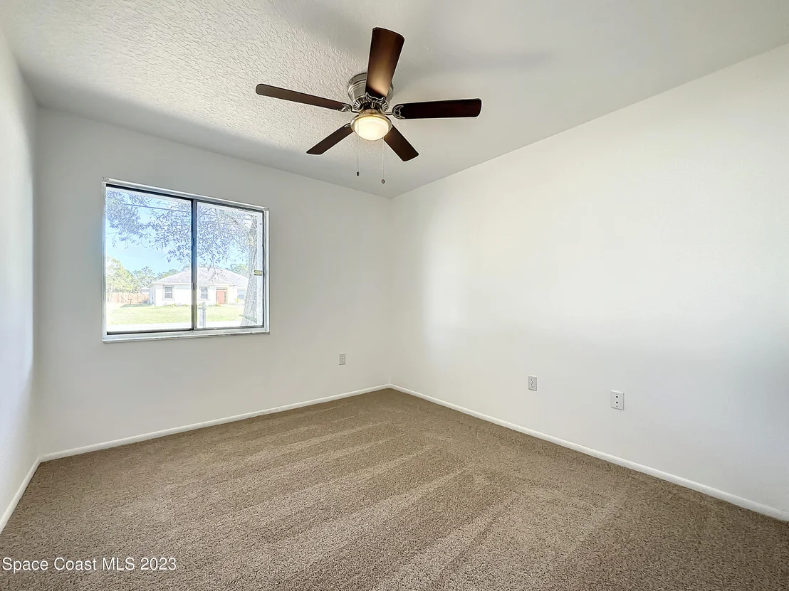 Photo of 580 Eldron Boulevard SE