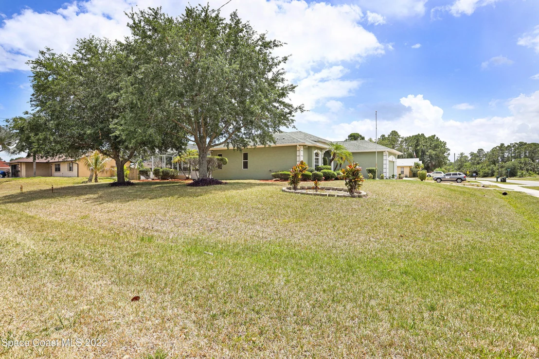 Photo of 1601 Eldron Boulevard SE