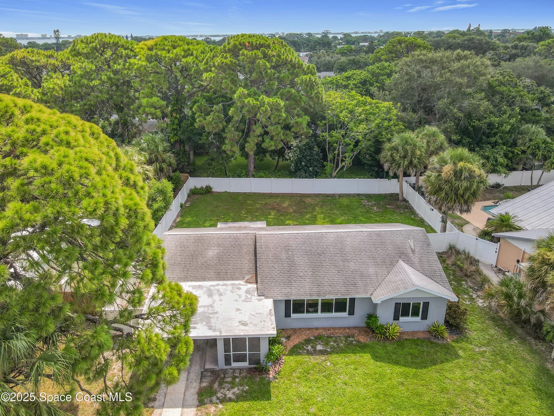 Photo of 819 W Whitmire Drive